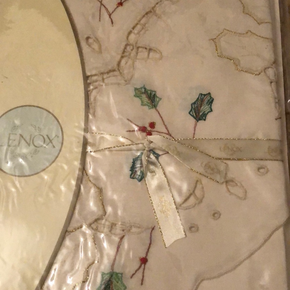 Lenox Holiday Embroidery Table Linens
